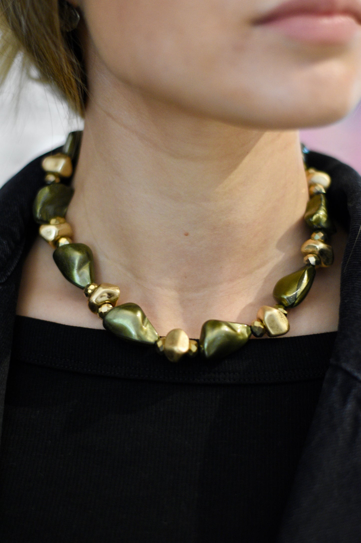 Collar Iris verde oliva