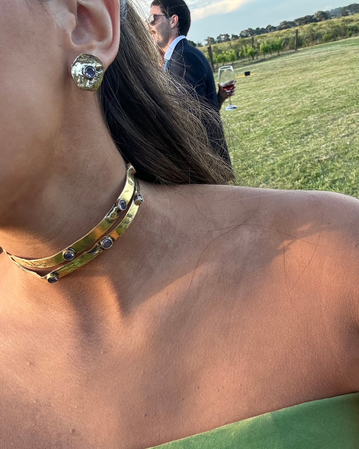 Caravanas lookeadoras doradas con violeta